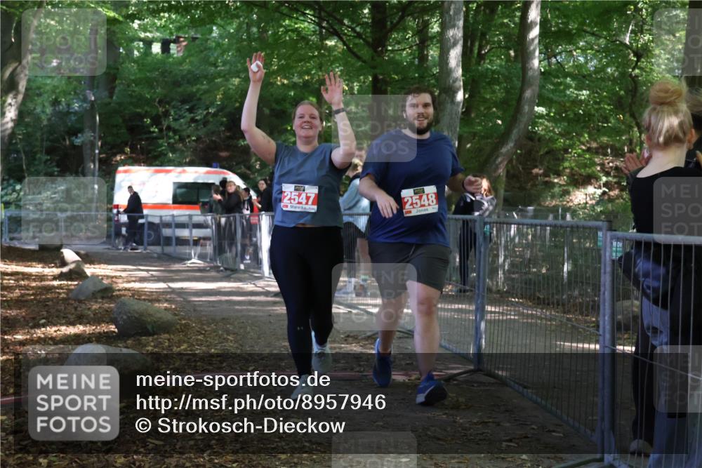 28.09.2025 - 33. Volkslauf durch das schöne Alstertal Strokosch-Dieckow http://msf.ph/oto/8957946 28.09.2025 13:06:10 Ziel 2547, 2548 meine-sportfotos.de