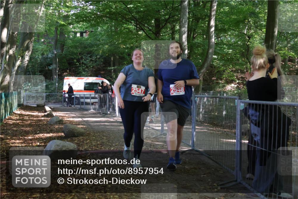 28.09.2025 - 33. Volkslauf durch das schöne Alstertal Strokosch-Dieckow http://msf.ph/oto/8957954 28.09.2025 13:06:10 Ziel 2547, 2548 meine-sportfotos.de