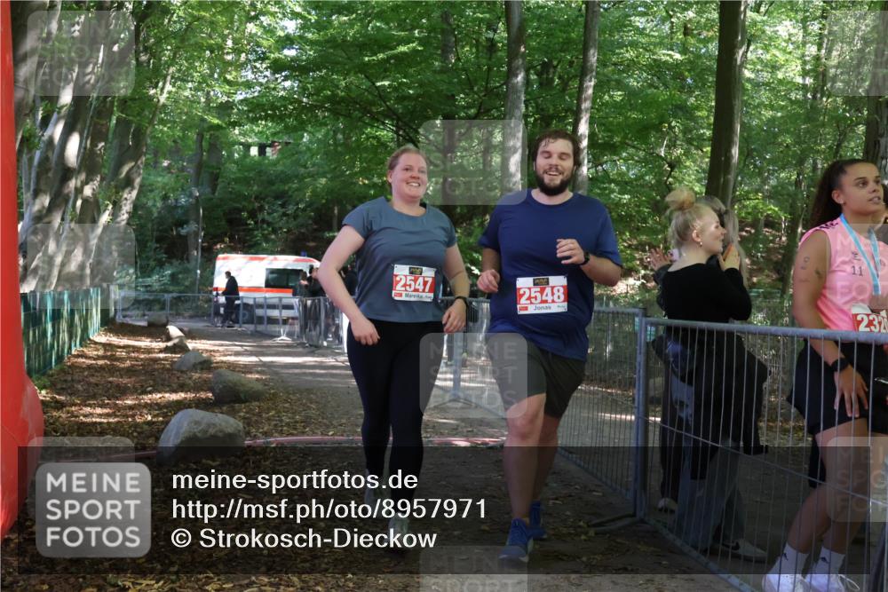 28.09.2025 - 33. Volkslauf durch das schöne Alstertal Strokosch-Dieckow http://msf.ph/oto/8957971 28.09.2025 13:06:11 Ziel 2547, 2548 meine-sportfotos.de