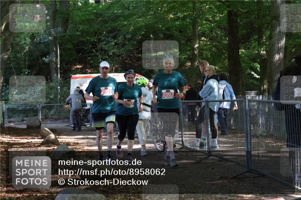 28.09.2025 - 33. Volkslauf durch das schöne Alstertal Strokosch-Dieckow http://msf.ph/oto/8958062 28.09.2025 13:09:07 Ziel 2001, 2002, 2003 meine-sportfotos.de