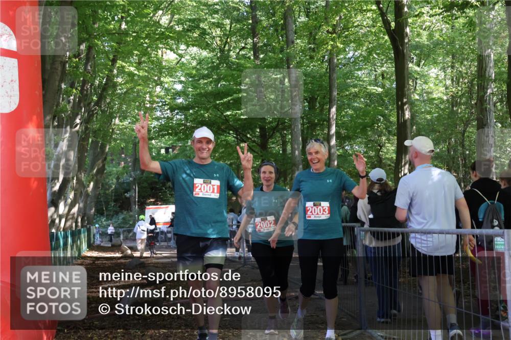 28.09.2025 - 33. Volkslauf durch das schöne Alstertal Strokosch-Dieckow http://msf.ph/oto/8958095 28.09.2025 13:09:11 Ziel 2001, 2002 meine-sportfotos.de