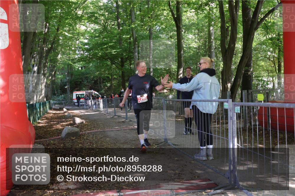 28.09.2025 - 33. Volkslauf durch das schöne Alstertal Strokosch-Dieckow http://msf.ph/oto/8958288 28.09.2025 13:13:59 Ziel 2296 meine-sportfotos.de