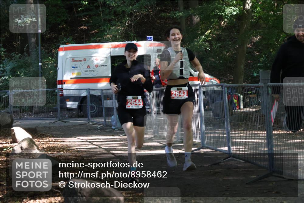 28.09.2025 - 33. Volkslauf durch das schöne Alstertal Strokosch-Dieckow http://msf.ph/oto/8958462 28.09.2025 13:17:35 Ziel 2643, 2644 meine-sportfotos.de