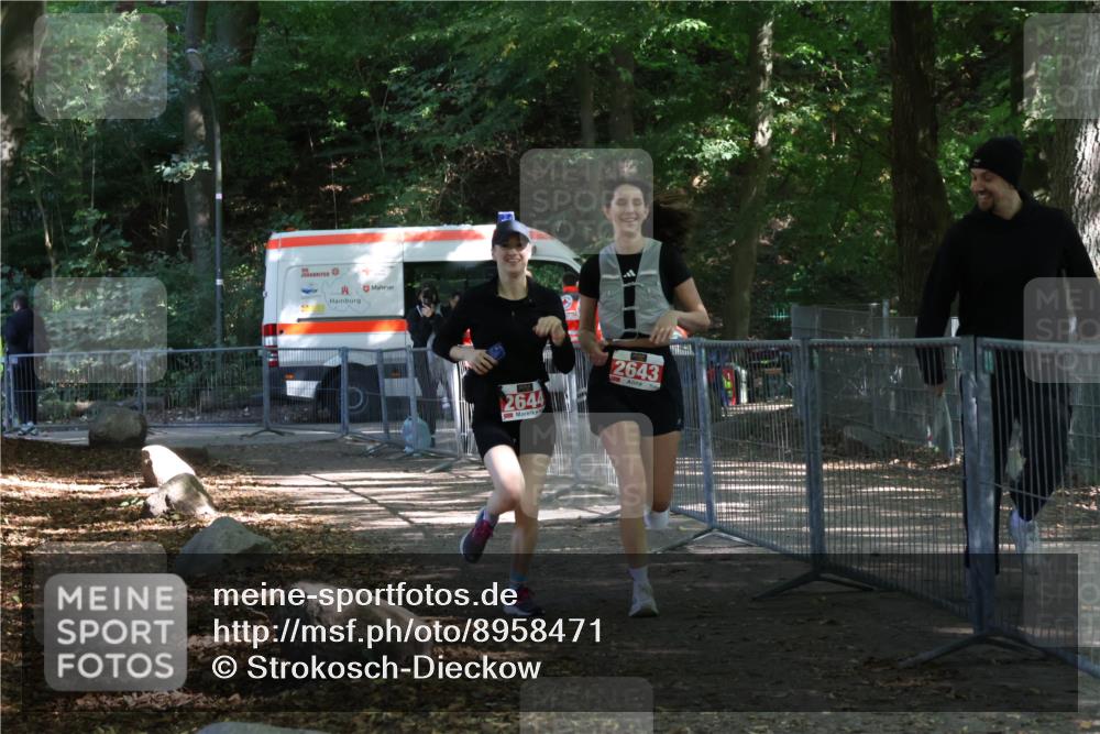 28.09.2025 - 33. Volkslauf durch das schöne Alstertal Strokosch-Dieckow http://msf.ph/oto/8958471 28.09.2025 13:17:35 Ziel 2643, 2644 meine-sportfotos.de
