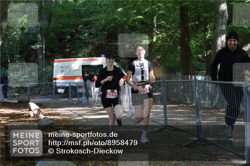 28.09.2025 - 33. Volkslauf durch das schöne Alstertal Strokosch-Dieckow http://msf.ph/oto/8958479 28.09.2025 13:17:36 Ziel 2643, 2644 meine-sportfotos.de