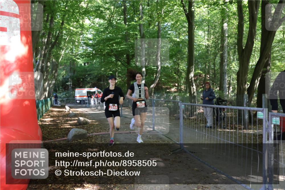 28.09.2025 - 33. Volkslauf durch das schöne Alstertal Strokosch-Dieckow http://msf.ph/oto/8958505 28.09.2025 13:17:37 Ziel 2643, 2644 meine-sportfotos.de