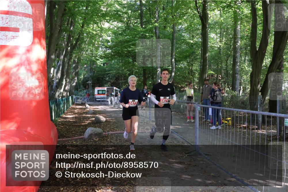 28.09.2025 - 33. Volkslauf durch das schöne Alstertal Strokosch-Dieckow http://msf.ph/oto/8958570 28.09.2025 13:20:53 Ziel 2473, 2474 meine-sportfotos.de