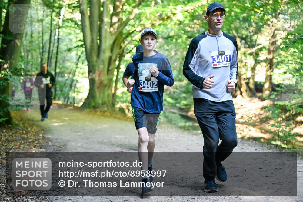 28.09.2025 - 33. Volkslauf durch das schöne Alstertal Dr. Thomas Lammeyer http://msf.ph/oto/8958997 28.09.2025 10:53:12 Laufen 3402, 3401 meine-sportfotos.de