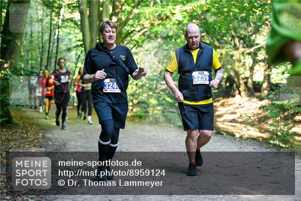 28.09.2025 - 33. Volkslauf durch das schöne Alstertal Dr. Thomas Lammeyer http://msf.ph/oto/8959124 28.09.2025 10:53:25 Laufen 3240, 3239 meine-sportfotos.de