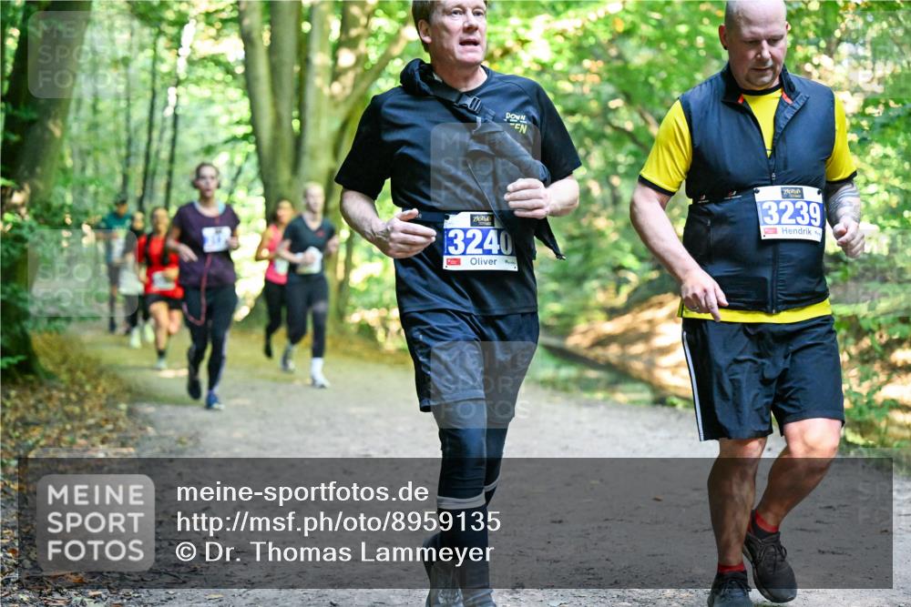 28.09.2025 - 33. Volkslauf durch das schöne Alstertal Dr. Thomas Lammeyer http://msf.ph/oto/8959135 28.09.2025 10:53:26 Laufen 3240, 3239 meine-sportfotos.de