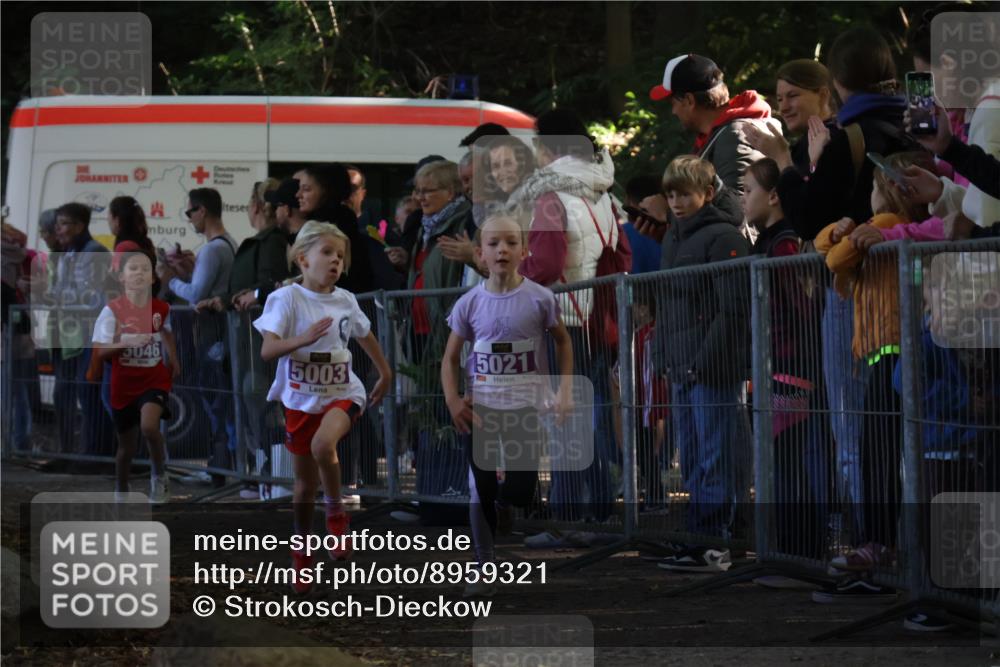 28.09.2025 - 33. Volkslauf durch das schöne Alstertal Strokosch-Dieckow http://msf.ph/oto/8959321 28.09.2025 10:45:05 Ziel 5003, 5021, 5046 meine-sportfotos.de