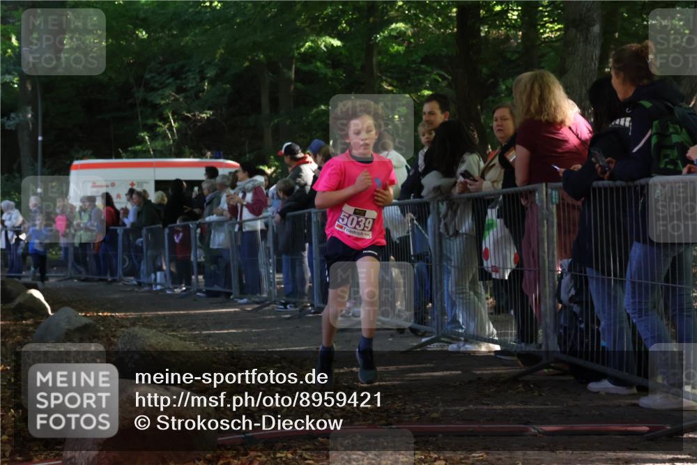 28.09.2025 - 33. Volkslauf durch das schöne Alstertal Strokosch-Dieckow http://msf.ph/oto/8959421 28.09.2025 10:45:42 Ziel 5033, 5039 meine-sportfotos.de