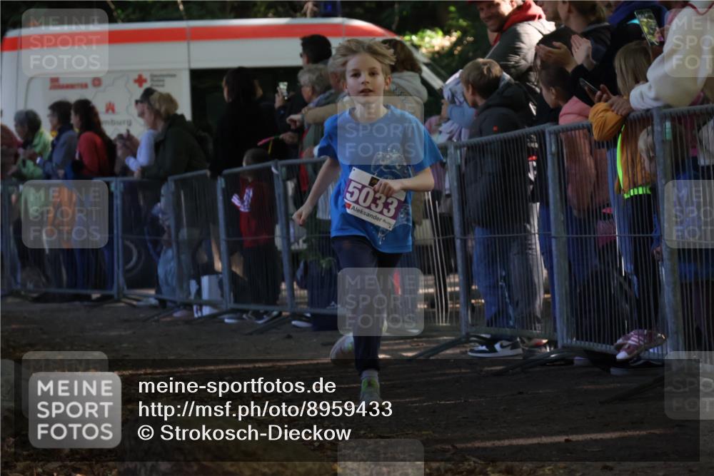 28.09.2025 - 33. Volkslauf durch das schöne Alstertal Strokosch-Dieckow http://msf.ph/oto/8959433 28.09.2025 10:45:46 Ziel 5015, 5033 meine-sportfotos.de