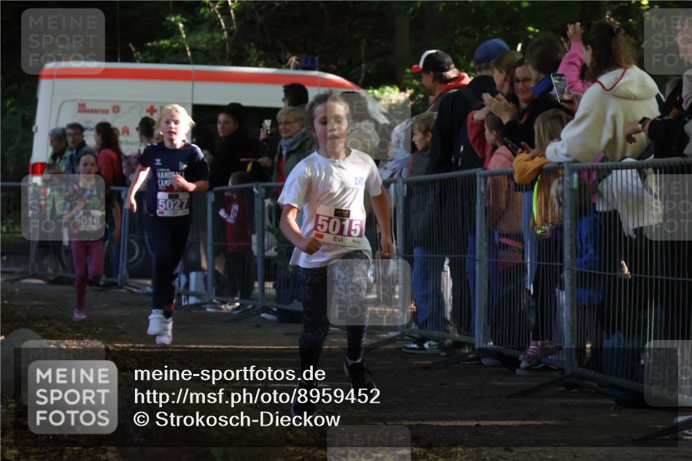 28.09.2025 - 33. Volkslauf durch das schöne Alstertal Strokosch-Dieckow http://msf.ph/oto/8959452 28.09.2025 10:45:51 Ziel 5015, 5016, 5027 meine-sportfotos.de