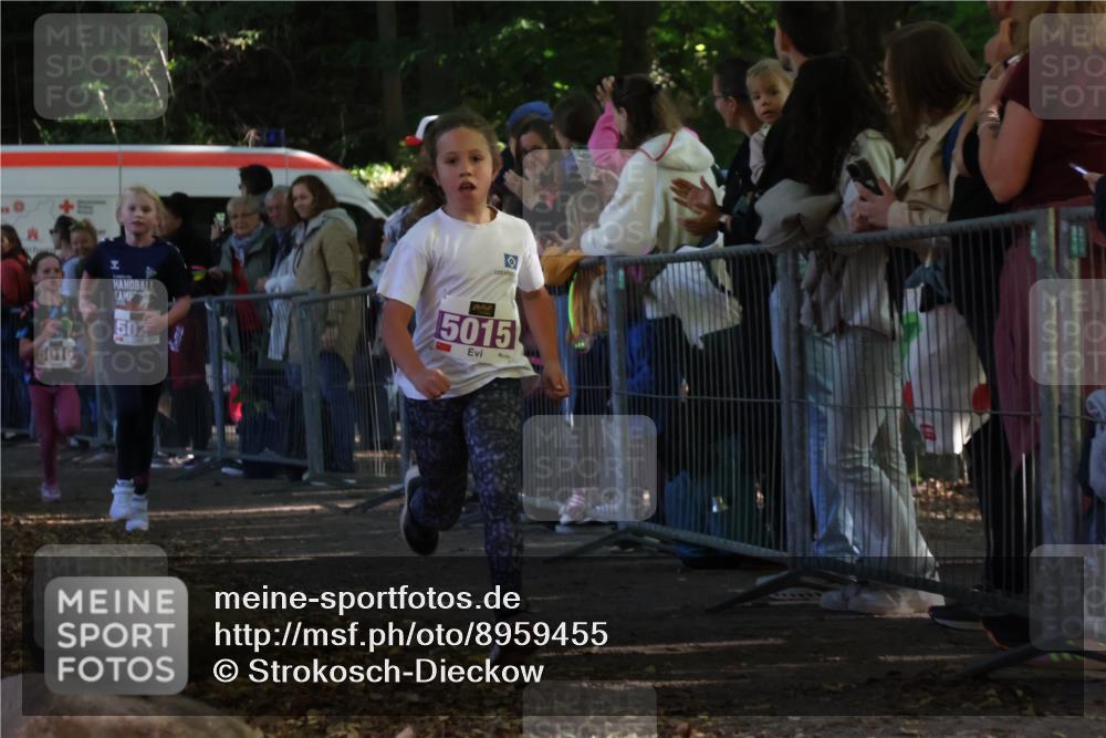 28.09.2025 - 33. Volkslauf durch das schöne Alstertal Strokosch-Dieckow http://msf.ph/oto/8959455 28.09.2025 10:45:52 Ziel 5015, 5016, 5027 meine-sportfotos.de