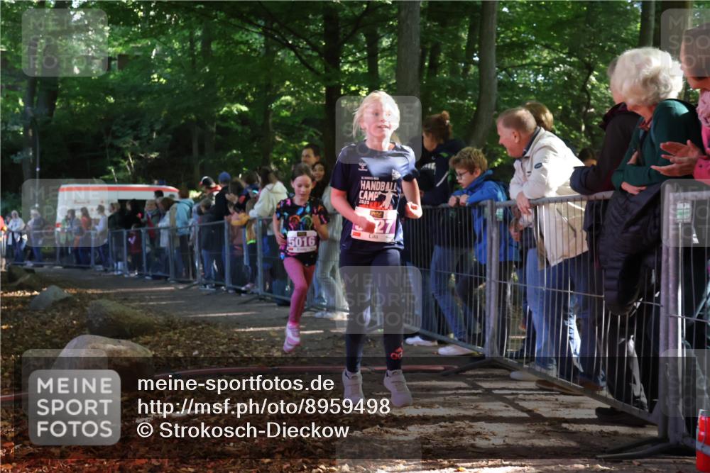 28.09.2025 - 33. Volkslauf durch das schöne Alstertal Strokosch-Dieckow http://msf.ph/oto/8959498 28.09.2025 10:45:56 Ziel 5016, 5027 meine-sportfotos.de