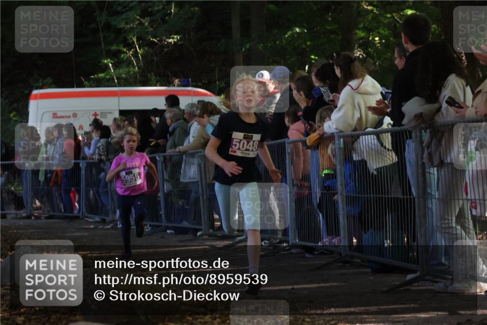 28.09.2025 - 33. Volkslauf durch das schöne Alstertal Strokosch-Dieckow http://msf.ph/oto/8959539 28.09.2025 10:46:10 Ziel 5048, 5955, 5962 meine-sportfotos.de