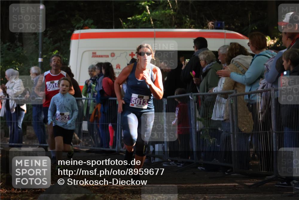 28.09.2025 - 33. Volkslauf durch das schöne Alstertal Strokosch-Dieckow http://msf.ph/oto/8959677 28.09.2025 10:46:41 Ziel 5013, 5014, 5952 meine-sportfotos.de