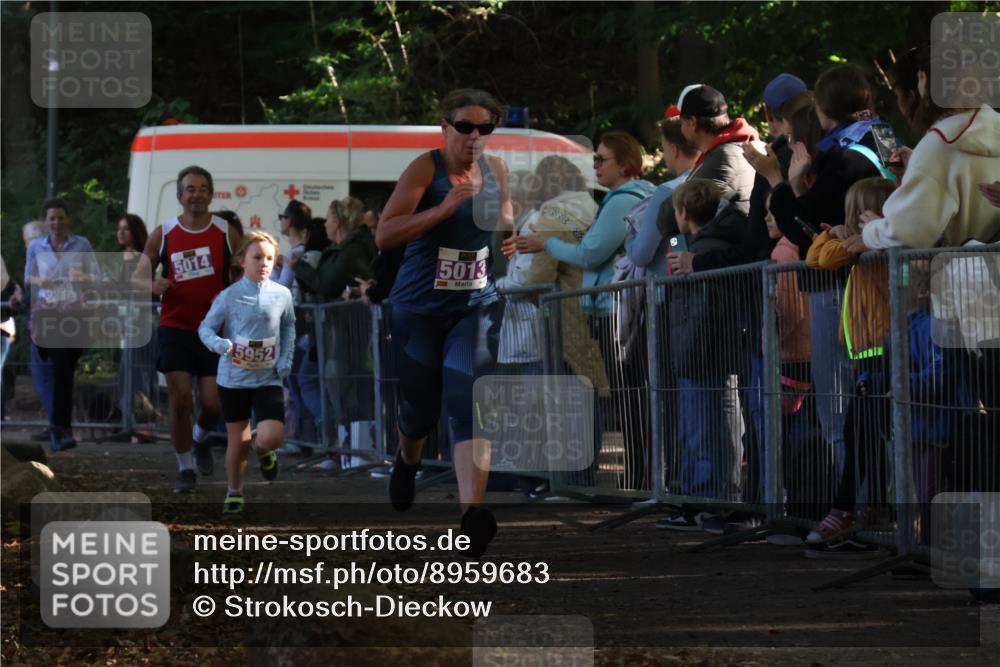 28.09.2025 - 33. Volkslauf durch das schöne Alstertal Strokosch-Dieckow http://msf.ph/oto/8959683 28.09.2025 10:46:42 Ziel 5013, 5014, 5952, 5958, 5959 meine-sportfotos.de