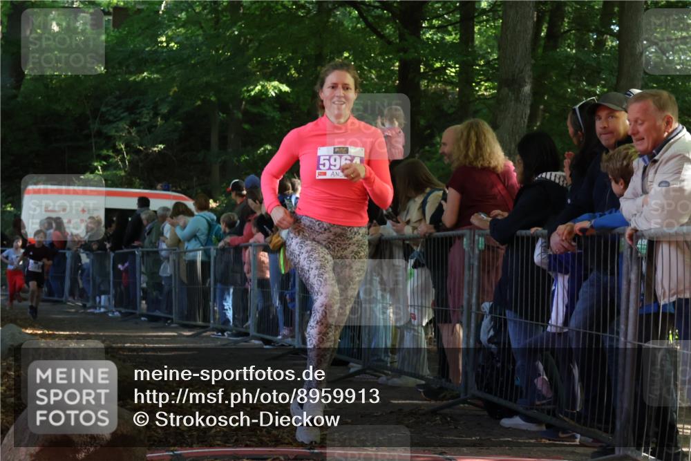 28.09.2025 - 33. Volkslauf durch das schöne Alstertal Strokosch-Dieckow http://msf.ph/oto/8959913 28.09.2025 10:47:14 Ziel 5951, 5960, 5964 meine-sportfotos.de