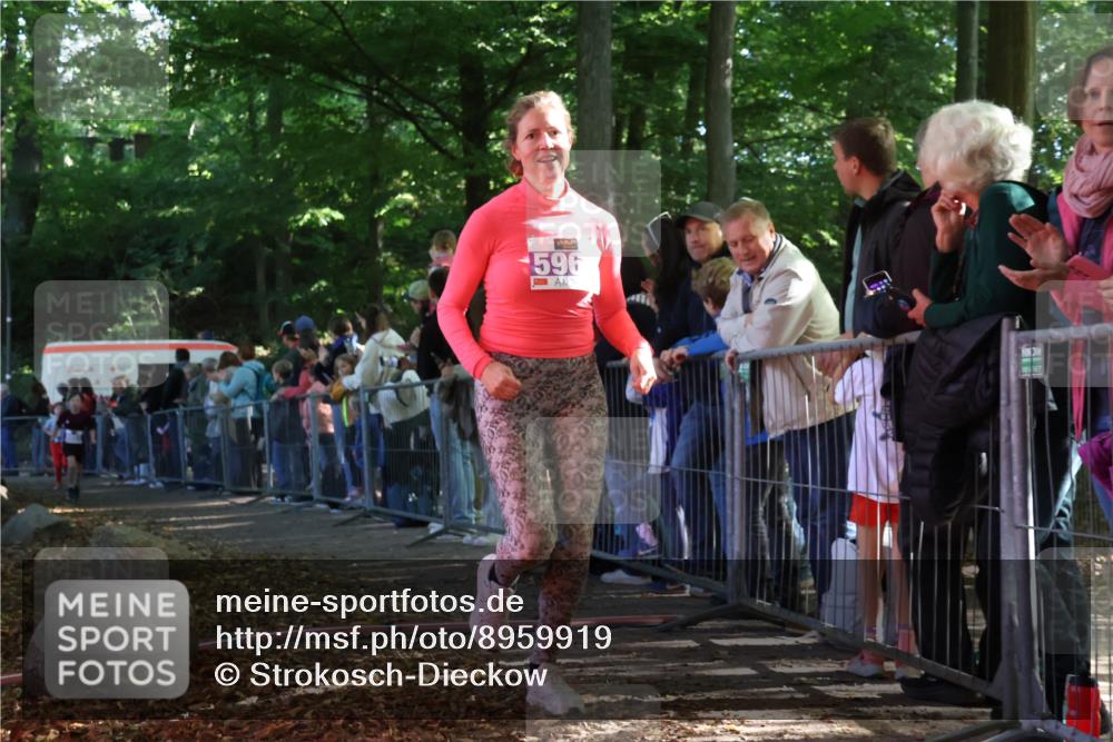 28.09.2025 - 33. Volkslauf durch das schöne Alstertal Strokosch-Dieckow http://msf.ph/oto/8959919 28.09.2025 10:47:15 Ziel 5951, 5960, 5964 meine-sportfotos.de
