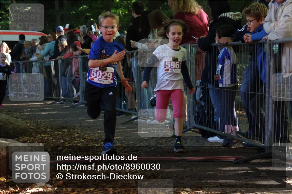 28.09.2025 - 33. Volkslauf durch das schöne Alstertal Strokosch-Dieckow http://msf.ph/oto/8960030 28.09.2025 10:47:35 Ziel 5004, 5029, 5035, 5049, 5961 meine-sportfotos.de