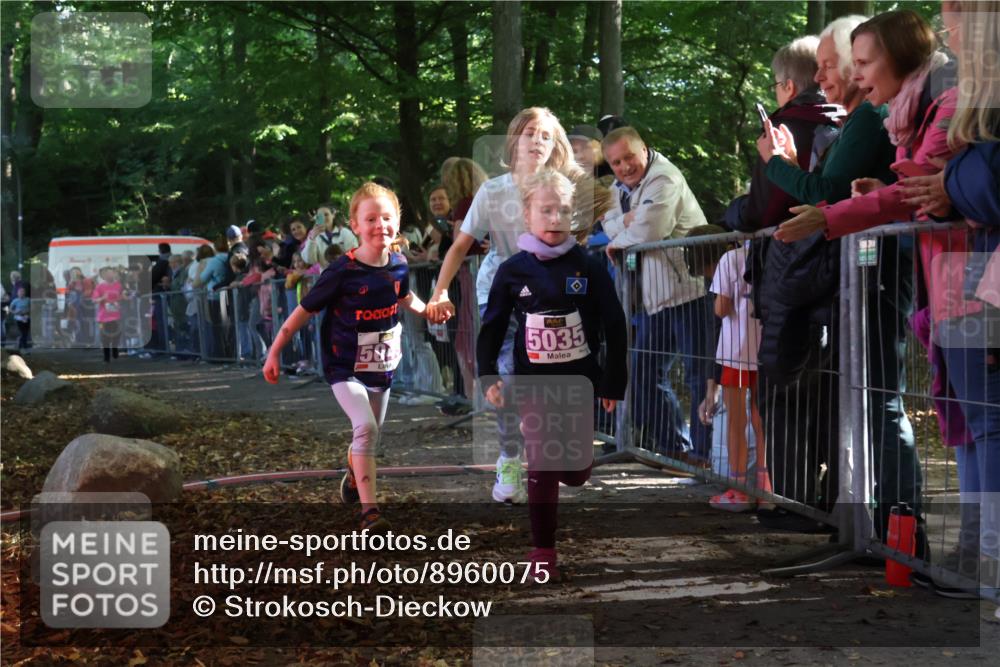 28.09.2025 - 33. Volkslauf durch das schöne Alstertal Strokosch-Dieckow http://msf.ph/oto/8960075 28.09.2025 10:47:40 Ziel 5004, 5035, 5049, 5957 meine-sportfotos.de