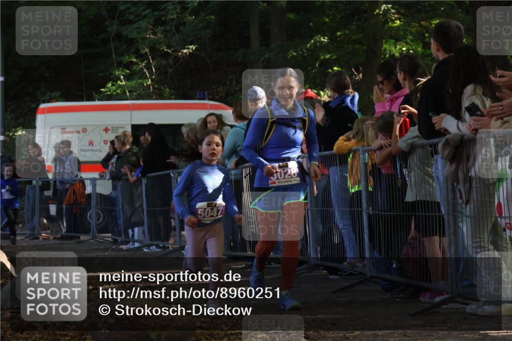 28.09.2025 - 33. Volkslauf durch das schöne Alstertal Strokosch-Dieckow http://msf.ph/oto/8960251 28.09.2025 10:48:19 Ziel 5023, 5028, 5047 meine-sportfotos.de