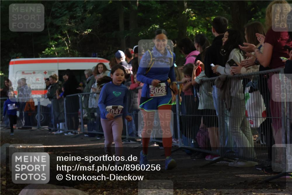 28.09.2025 - 33. Volkslauf durch das schöne Alstertal Strokosch-Dieckow http://msf.ph/oto/8960256 28.09.2025 10:48:19 Ziel 5023, 5028, 5047 meine-sportfotos.de