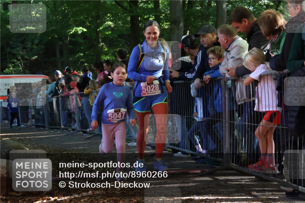 28.09.2025 - 33. Volkslauf durch das schöne Alstertal Strokosch-Dieckow http://msf.ph/oto/8960266 28.09.2025 10:48:21 Ziel 5023, 5028, 5047 meine-sportfotos.de