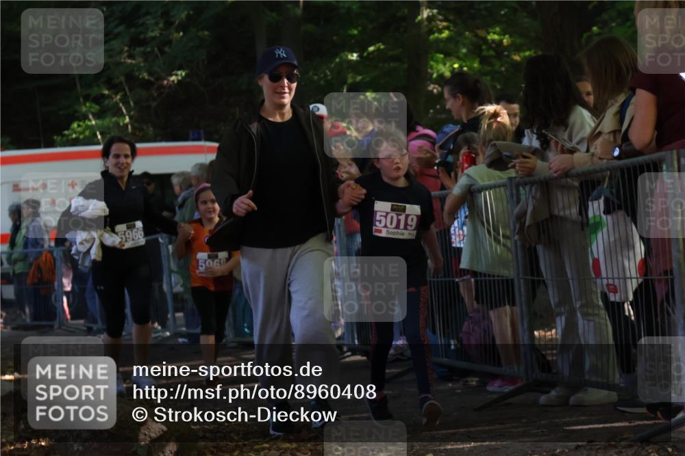 28.09.2025 - 33. Volkslauf durch das schöne Alstertal Strokosch-Dieckow http://msf.ph/oto/8960408 28.09.2025 10:49:01 Ziel 5019, 5966, 5968 meine-sportfotos.de
