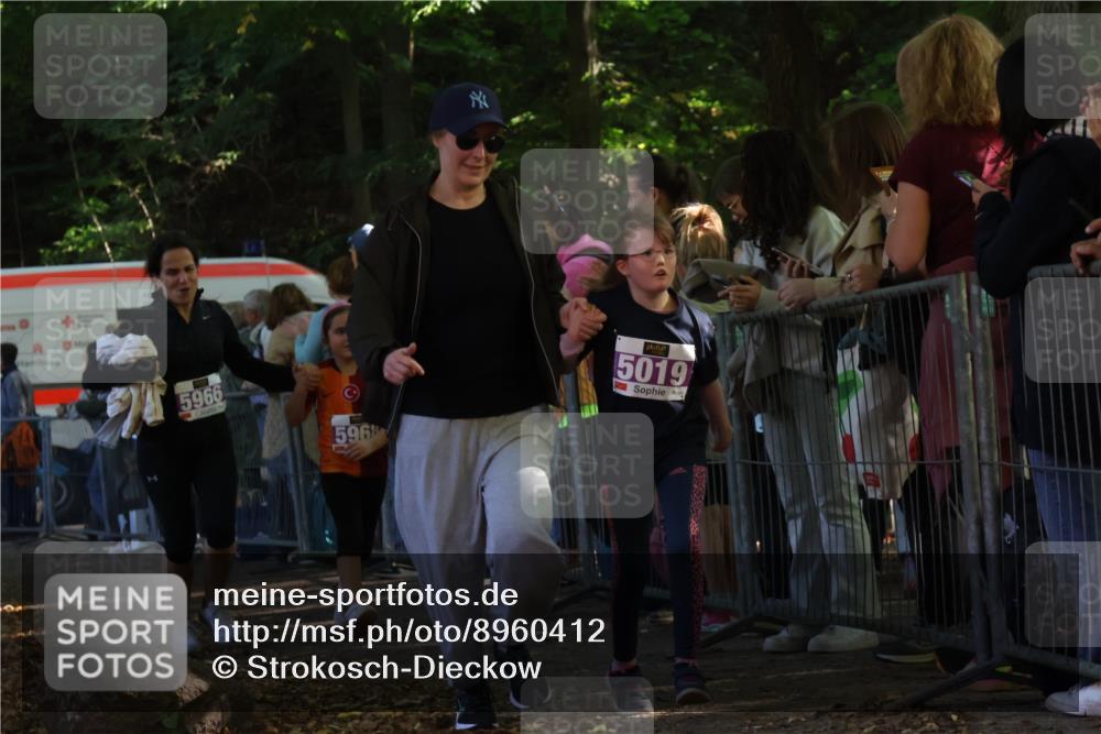 28.09.2025 - 33. Volkslauf durch das schöne Alstertal Strokosch-Dieckow http://msf.ph/oto/8960412 28.09.2025 10:49:01 Ziel 5019, 5966, 5968 meine-sportfotos.de
