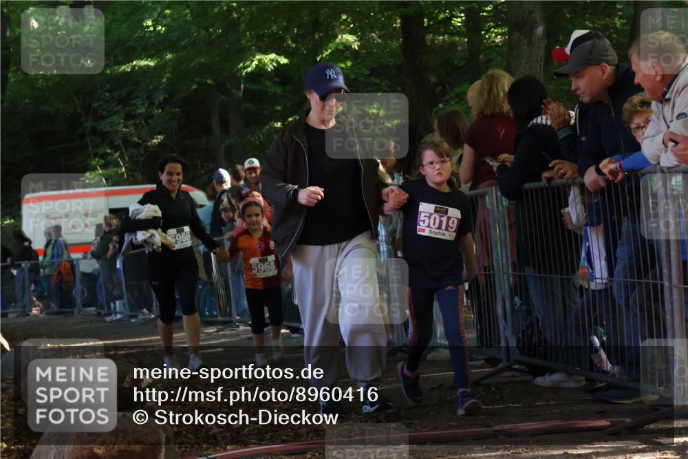 28.09.2025 - 33. Volkslauf durch das schöne Alstertal Strokosch-Dieckow http://msf.ph/oto/8960416 28.09.2025 10:49:02 Ziel 5019, 5966, 5968 meine-sportfotos.de