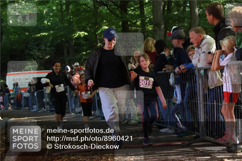 28.09.2025 - 33. Volkslauf durch das schöne Alstertal Strokosch-Dieckow http://msf.ph/oto/8960421 28.09.2025 10:49:02 Ziel 5019, 5966, 5968 meine-sportfotos.de