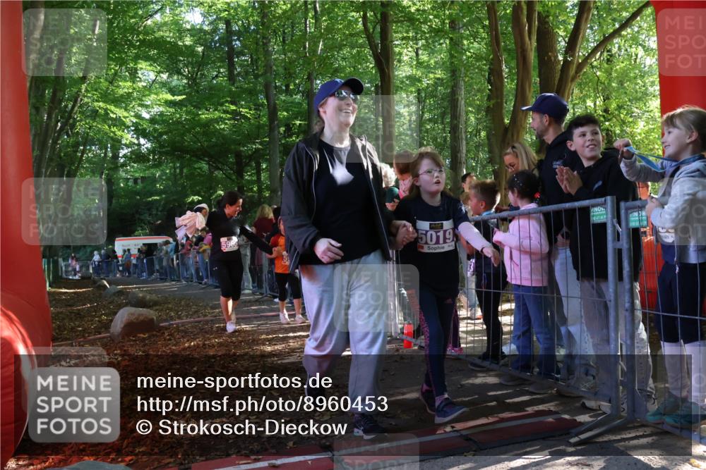 28.09.2025 - 33. Volkslauf durch das schöne Alstertal Strokosch-Dieckow http://msf.ph/oto/8960453 28.09.2025 10:49:05 Ziel 5966, 5968 meine-sportfotos.de