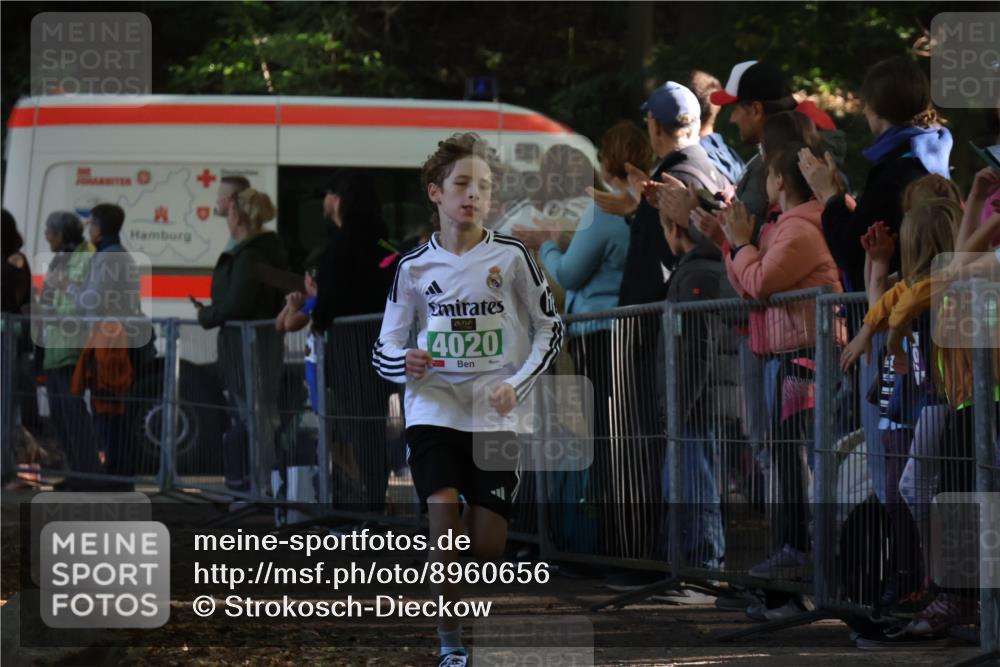 28.09.2025 - 33. Volkslauf durch das schöne Alstertal Strokosch-Dieckow http://msf.ph/oto/8960656 28.09.2025 10:50:25 Ziel 4020, 4021, 4022 meine-sportfotos.de