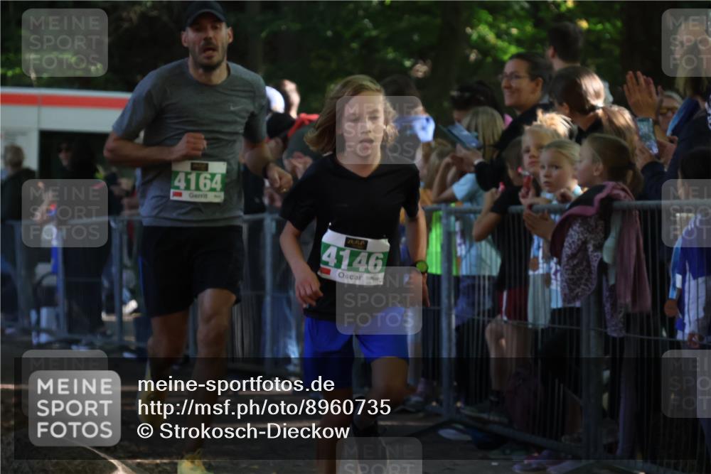 28.09.2025 - 33. Volkslauf durch das schöne Alstertal Strokosch-Dieckow http://msf.ph/oto/8960735 28.09.2025 10:50:35 Ziel 4146, 4164, 4902 meine-sportfotos.de