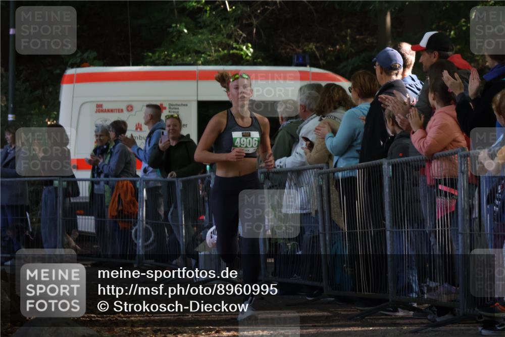 28.09.2025 - 33. Volkslauf durch das schöne Alstertal Strokosch-Dieckow http://msf.ph/oto/8960995 28.09.2025 10:52:11 Ziel 4906, 4910 meine-sportfotos.de