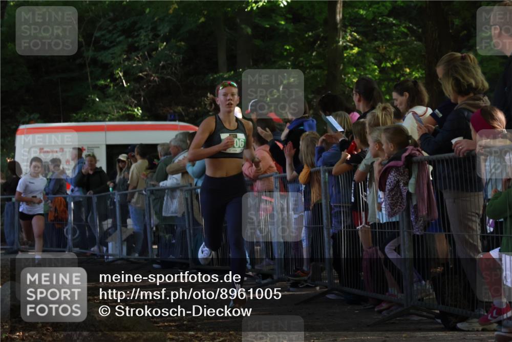 28.09.2025 - 33. Volkslauf durch das schöne Alstertal Strokosch-Dieckow http://msf.ph/oto/8961005 28.09.2025 10:52:12 Ziel 4906, 4910 meine-sportfotos.de