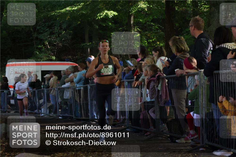 28.09.2025 - 33. Volkslauf durch das schöne Alstertal Strokosch-Dieckow http://msf.ph/oto/8961011 28.09.2025 10:52:13 Ziel 4906, 4910 meine-sportfotos.de