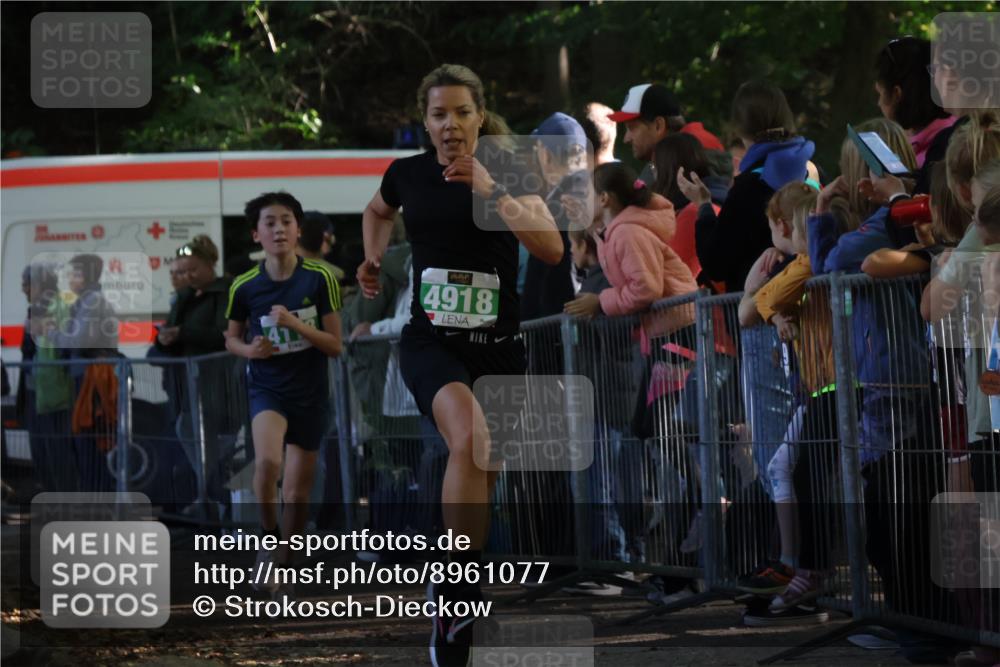 28.09.2025 - 33. Volkslauf durch das schöne Alstertal Strokosch-Dieckow http://msf.ph/oto/8961077 28.09.2025 10:52:21 Ziel 4075, 4118, 4918 meine-sportfotos.de
