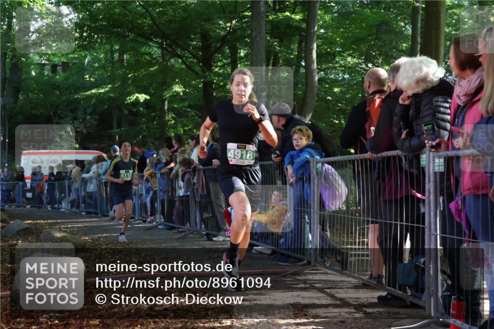 28.09.2025 - 33. Volkslauf durch das schöne Alstertal Strokosch-Dieckow http://msf.ph/oto/8961094 28.09.2025 10:52:22 Ziel 4075, 4118, 4918 meine-sportfotos.de