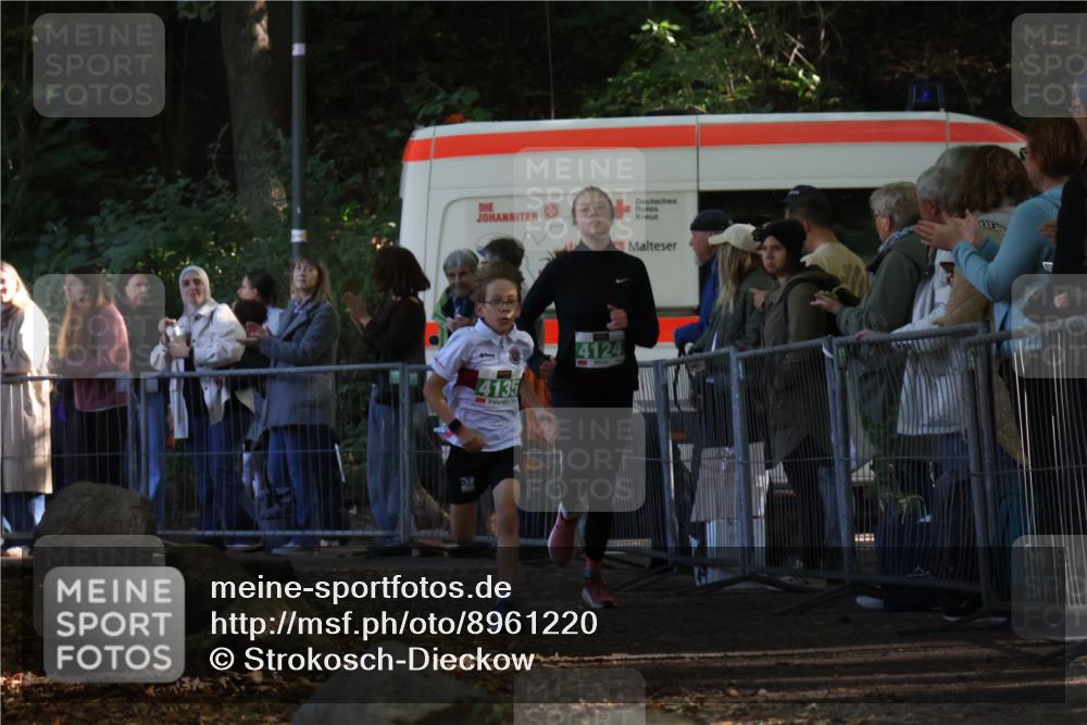 28.09.2025 - 33. Volkslauf durch das schöne Alstertal Strokosch-Dieckow http://msf.ph/oto/8961220 28.09.2025 10:53:00 Ziel 4124, 4135 meine-sportfotos.de
