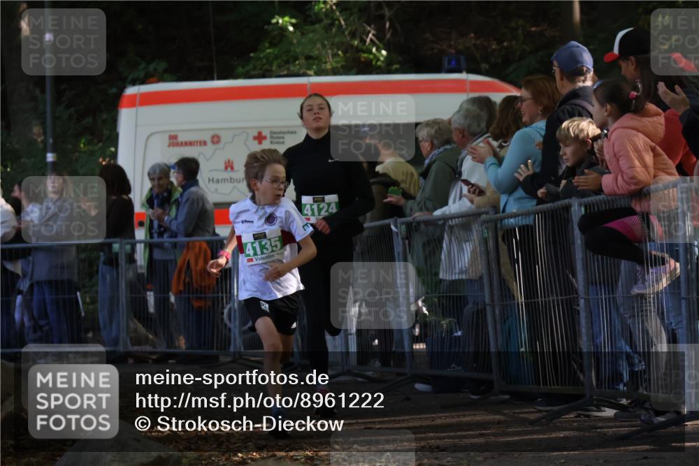 28.09.2025 - 33. Volkslauf durch das schöne Alstertal Strokosch-Dieckow http://msf.ph/oto/8961222 28.09.2025 10:53:01 Ziel 4124, 4135 meine-sportfotos.de