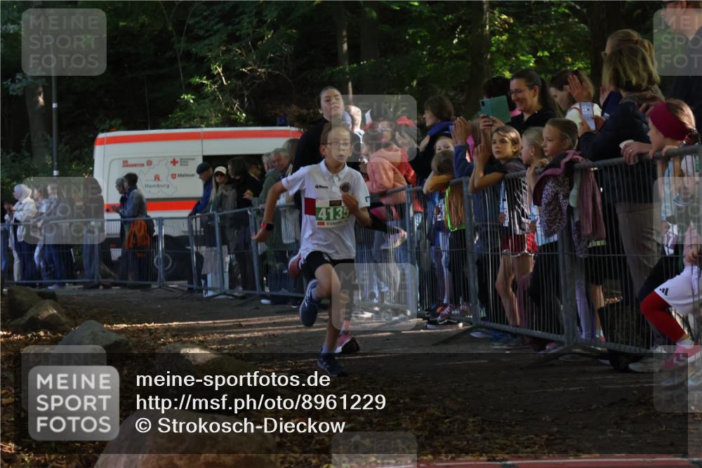 28.09.2025 - 33. Volkslauf durch das schöne Alstertal Strokosch-Dieckow http://msf.ph/oto/8961229 28.09.2025 10:53:03 Ziel 4124, 4135, 4184 meine-sportfotos.de