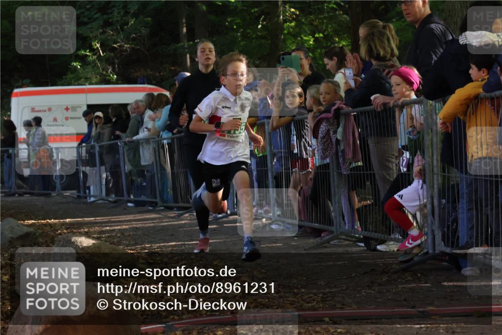 28.09.2025 - 33. Volkslauf durch das schöne Alstertal Strokosch-Dieckow http://msf.ph/oto/8961231 28.09.2025 10:53:03 Ziel 4124, 4135, 4184 meine-sportfotos.de