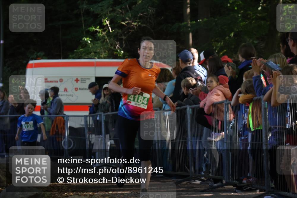 28.09.2025 - 33. Volkslauf durch das schöne Alstertal Strokosch-Dieckow http://msf.ph/oto/8961245 28.09.2025 10:53:10 Ziel 4132, 4184 meine-sportfotos.de