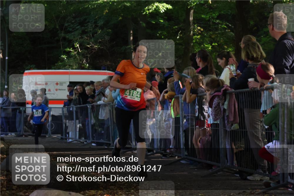 28.09.2025 - 33. Volkslauf durch das schöne Alstertal Strokosch-Dieckow http://msf.ph/oto/8961247 28.09.2025 10:53:11 Ziel 4132, 4184 meine-sportfotos.de