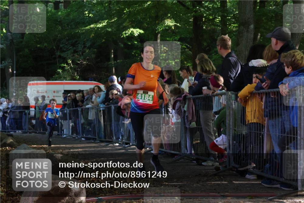 28.09.2025 - 33. Volkslauf durch das schöne Alstertal Strokosch-Dieckow http://msf.ph/oto/8961249 28.09.2025 10:53:11 Ziel 4132, 4184 meine-sportfotos.de