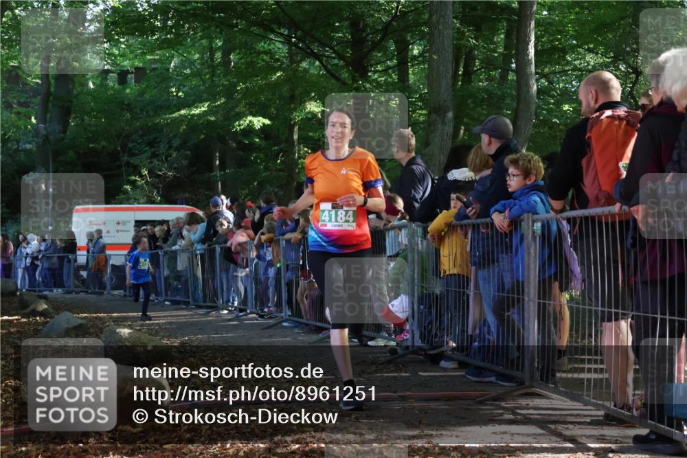 28.09.2025 - 33. Volkslauf durch das schöne Alstertal Strokosch-Dieckow http://msf.ph/oto/8961251 28.09.2025 10:53:12 Ziel 4132, 4184, 4924 meine-sportfotos.de